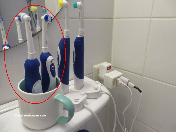 melodie Geld lenende balans Hoe vervang ik de Batterijen van een Oral-B AdvancePower DB4010 Elektrische  Tandenborstel? – Replacethatpart.com