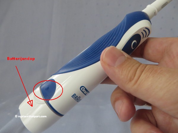 hoe vervang ik de batterijen van een oral b advancepower db4010 elektrische tandenborstel 03