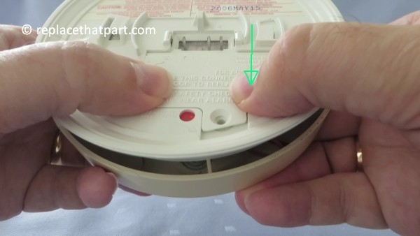 how to change the battery in a firex smoke detector